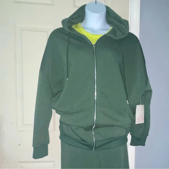 NEW Plus Size Women’s Athletic Suit - Picture 5 of 7